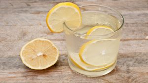 Szklanka wody z cytryn